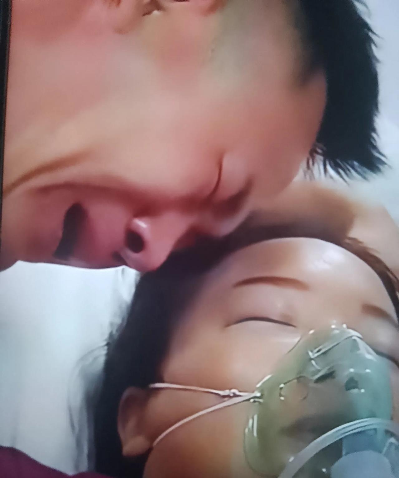 天塌了，人去财空，妻子患绝症病危，医院已下病危通知书，丈夫哭着对妻子说：我也尽力