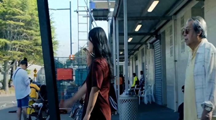 印度老太太第一次来中国看女儿，门一开，眼泪就下来了，我闺女这些年在中国受苦了，因