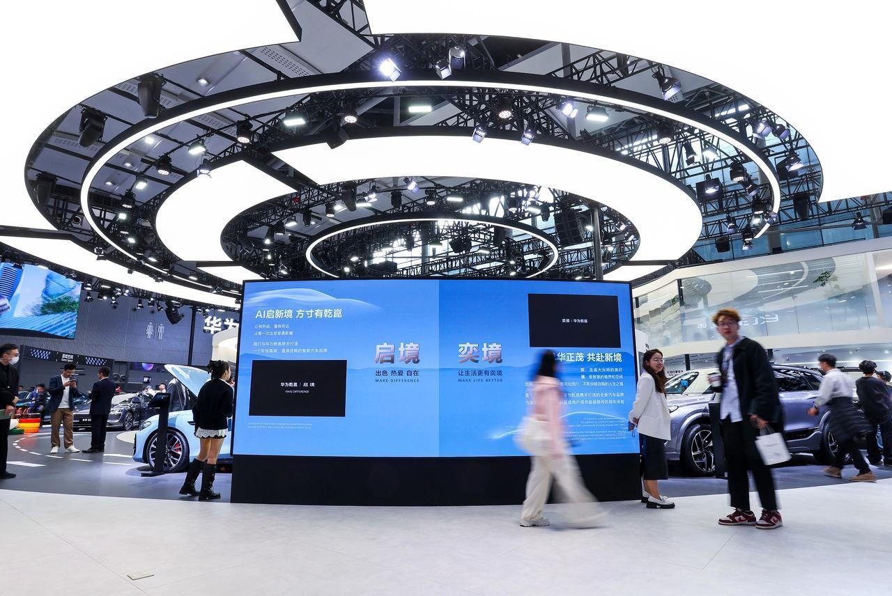 15万级车的高光时刻！华为乾崑把高阶辅助驾驶拉回“实用赛道”2025广州车展上