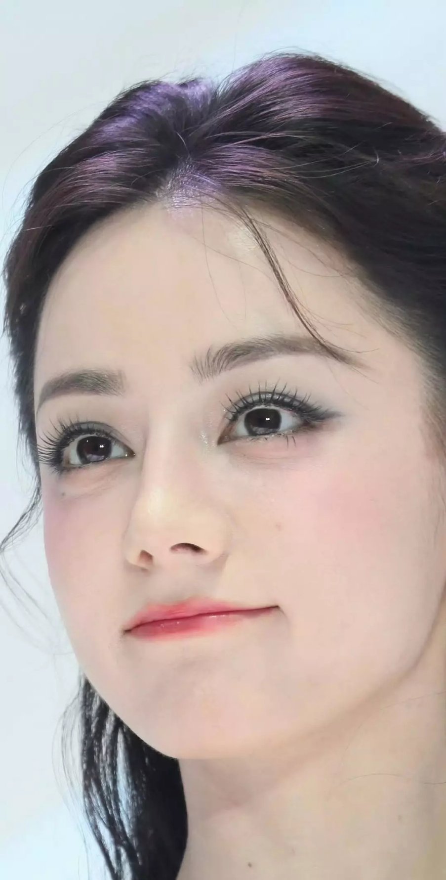 热巴纹内眼线了？看着好怪异​​​