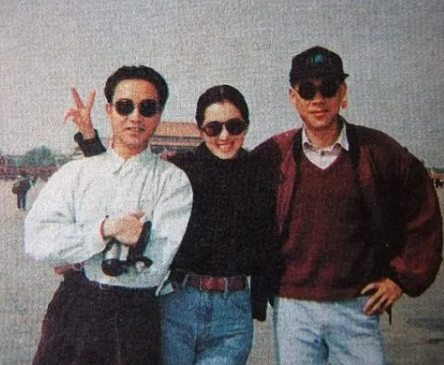 当年，《霸王别姬》杀青，巩俐、张国荣、张丰毅三个人一起相约逛北京城。张国荣很