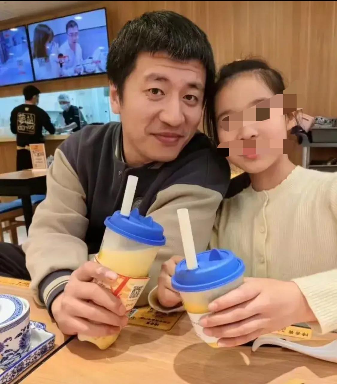 张雪峰突然离世，此时最伤心的，应该是他的宝贝女儿张姩菡。原本今天星期二放学应该是