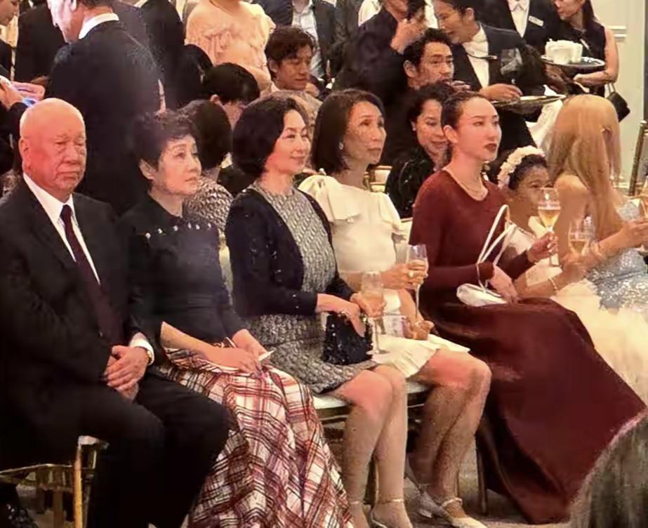 何超盈真的蛮谦让的，自己弟弟结婚，可是座位是在何超云之后，而不是靠着何超琼坐。何