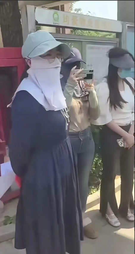 那些戴着面罩的女人，业主叫她们把面罩拿下来，她们就是不说话。说好的业委会是