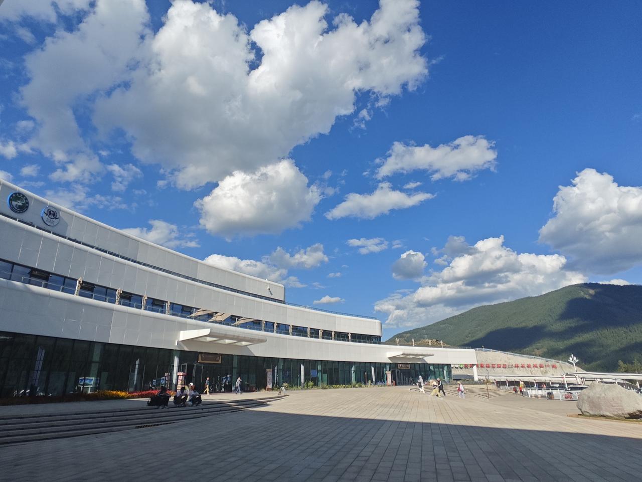 喀纳斯风光喀纳斯湖位于新疆最北部阿勒泰山脉的深处，属于边境地区。喀纳斯是蒙古