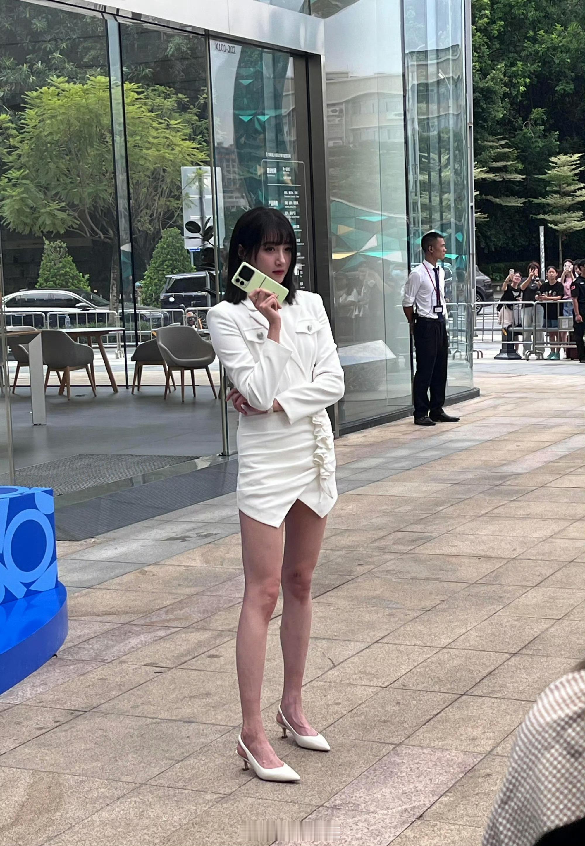 关晓彤见到明星本星了，大腿比上镜还壮些……​​​