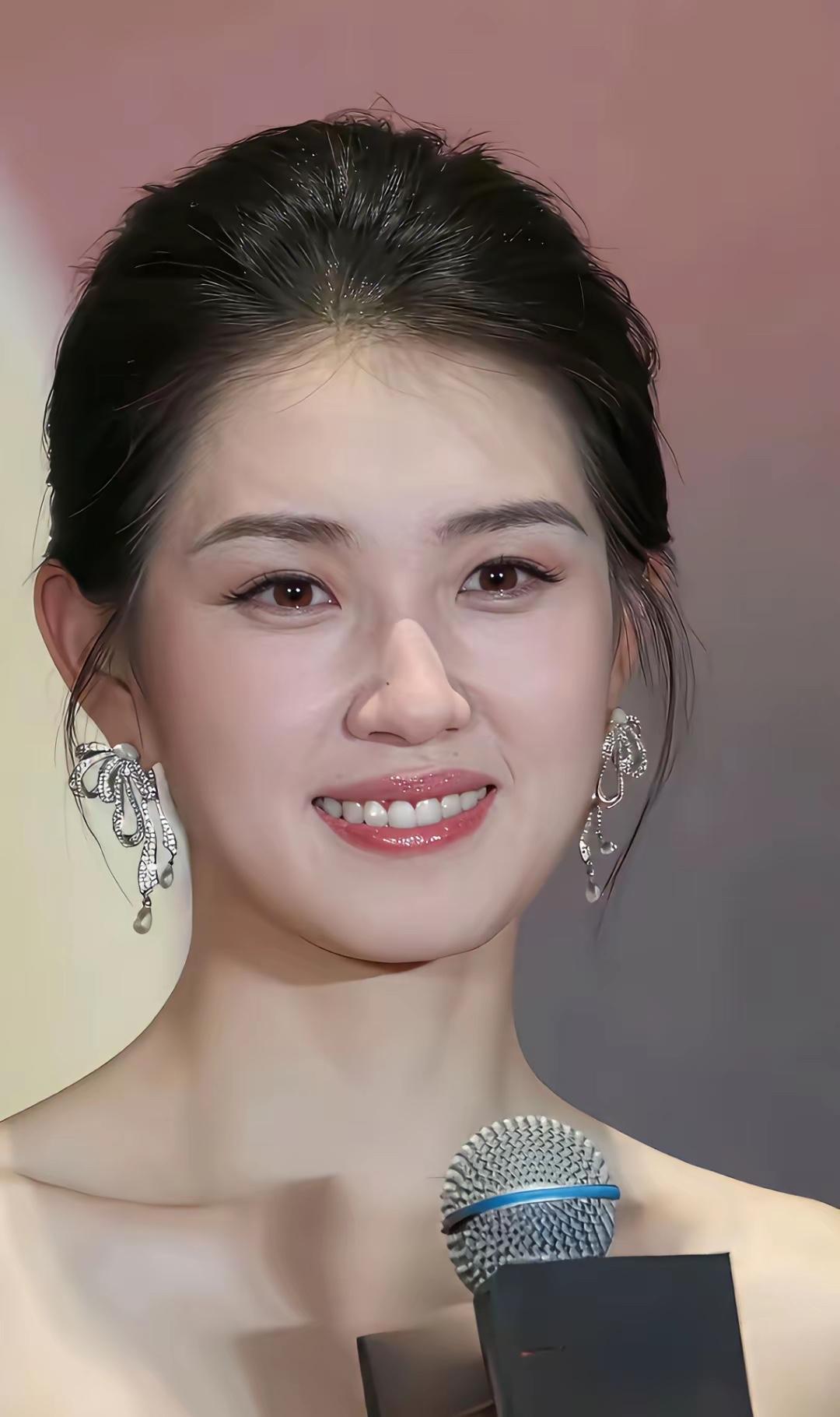 这是短剧第一美女，近距离观看真的好美，颜值不输一线女明星刘亦菲和高圆圆。她的脸型