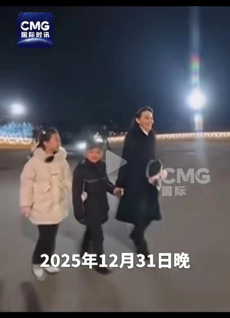 朝鲜金与正儿女首次对外亮相。