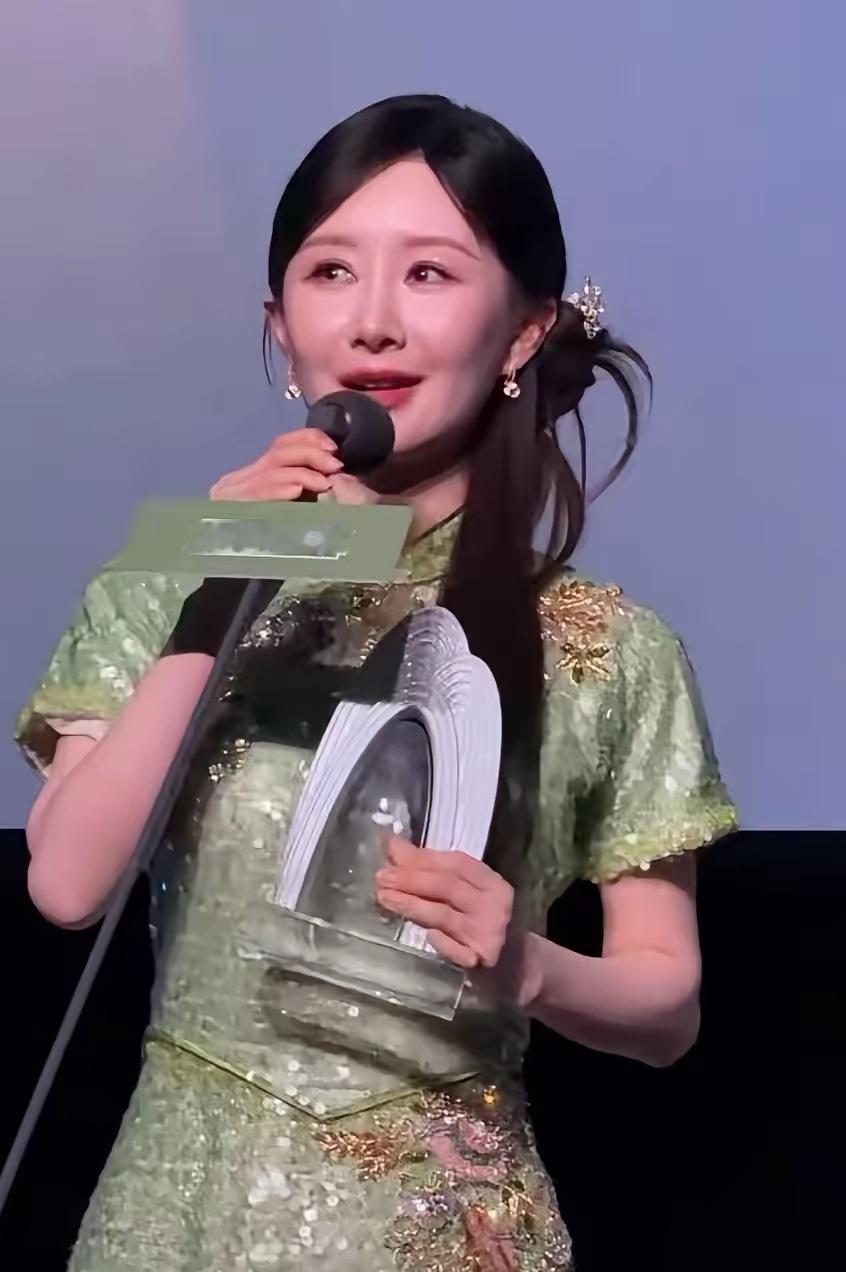 舒畅中式穿搭线下活动状态，有网友说她脸部变化明显！但38岁了，生图状态能这样还是