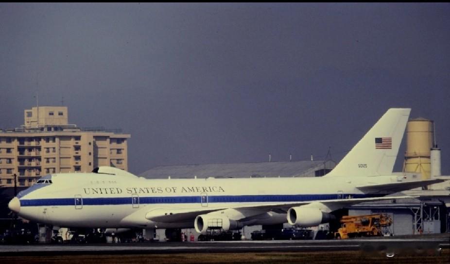 美国“末日飞机”罕见现身。近日，美国“末日飞机”现身洛杉矶国际机场，这是该机