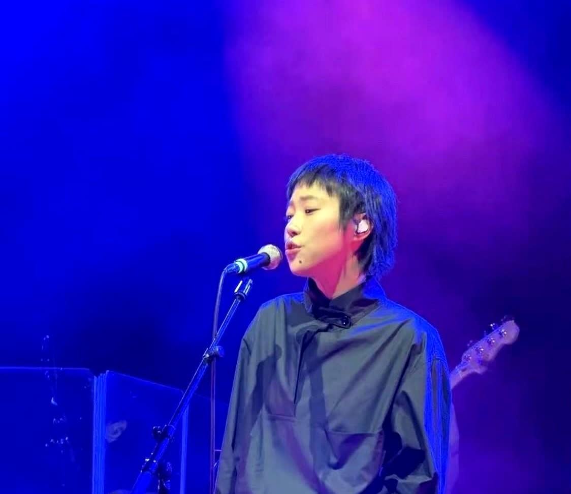 快来看窦靖童和李嫣这对姐妹！5月27日窦靖童在伦敦开演唱会，当天正好是李