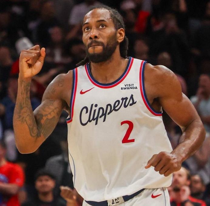 NBA联盟考虑作废卡哇伊·伦纳德与洛杉矶快船队的合同。据记者克里斯·曼尼克斯