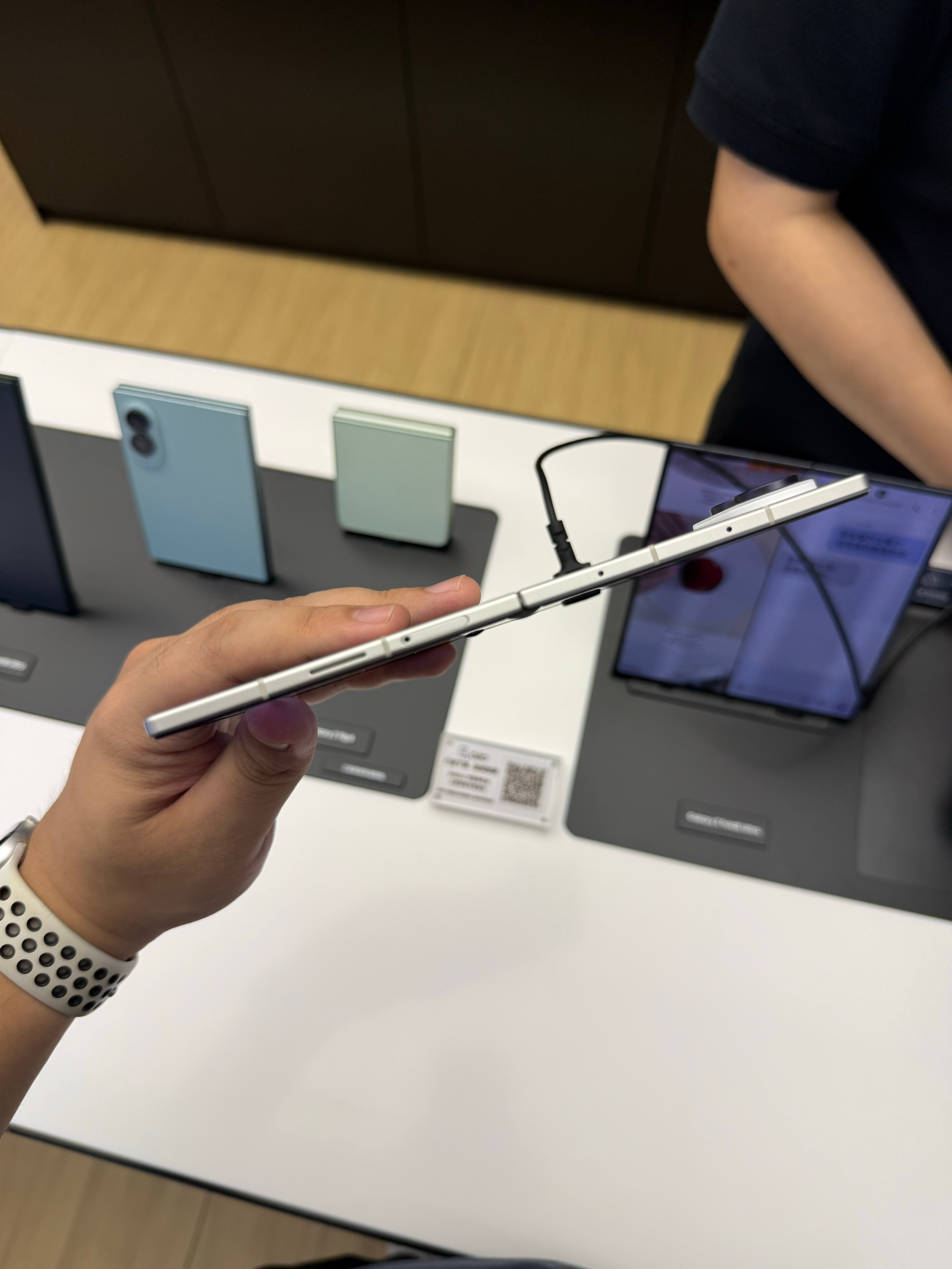 三星这次发售的三星Galaxyzfold8无疑是主角了，门店里也都是来看这个