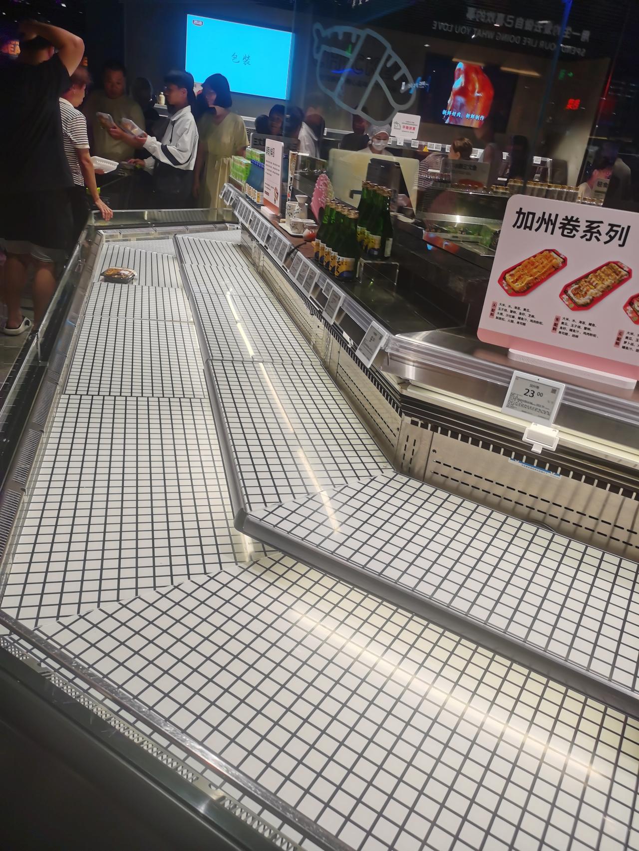 胖东来的商品什么最先卖完？白天，胖东来三胖店人多，走到又退回，咱得以实际行动发