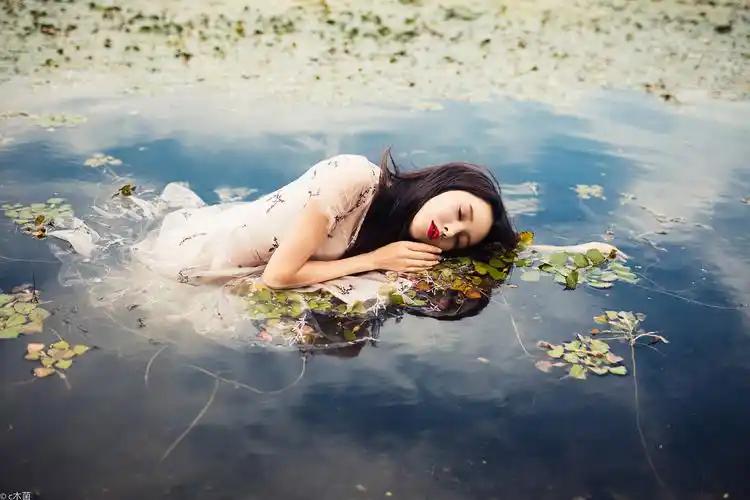 水草人像：在幽暗光影中寻找人物情绪，让画面拥有更深层的视觉表达一张好的人像照