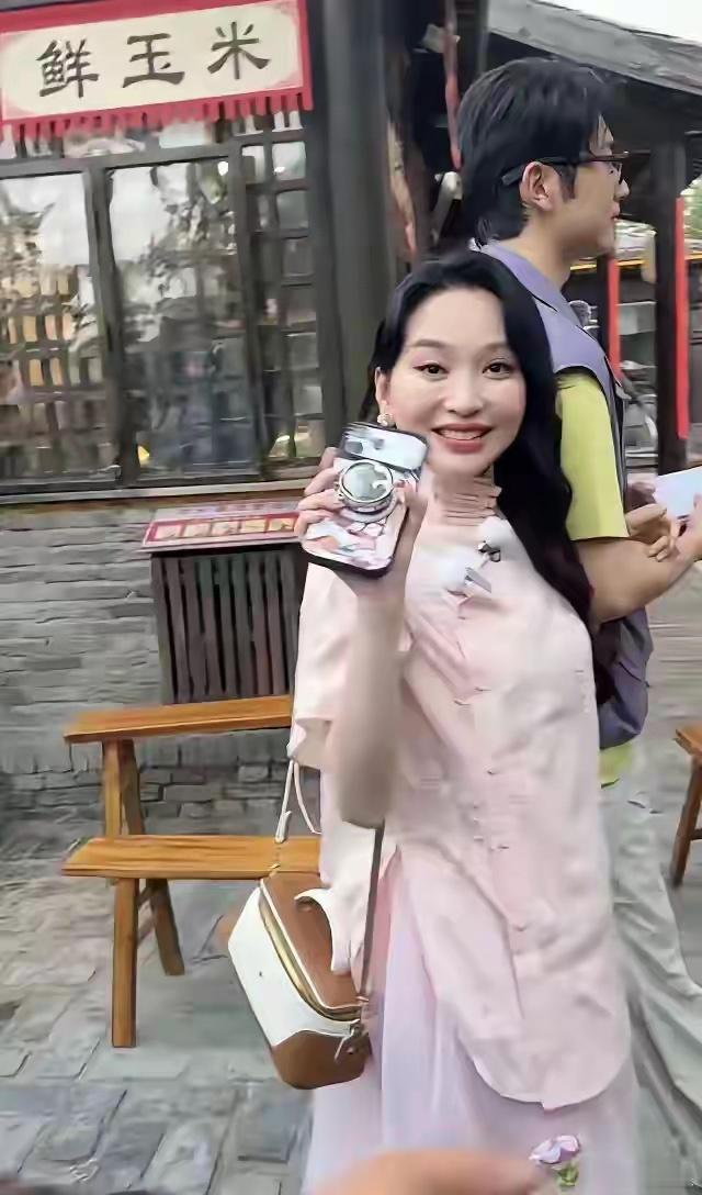 明星不要乱do脸，难以想象这是45岁的金莎，丝毫没有年轻时的影子。