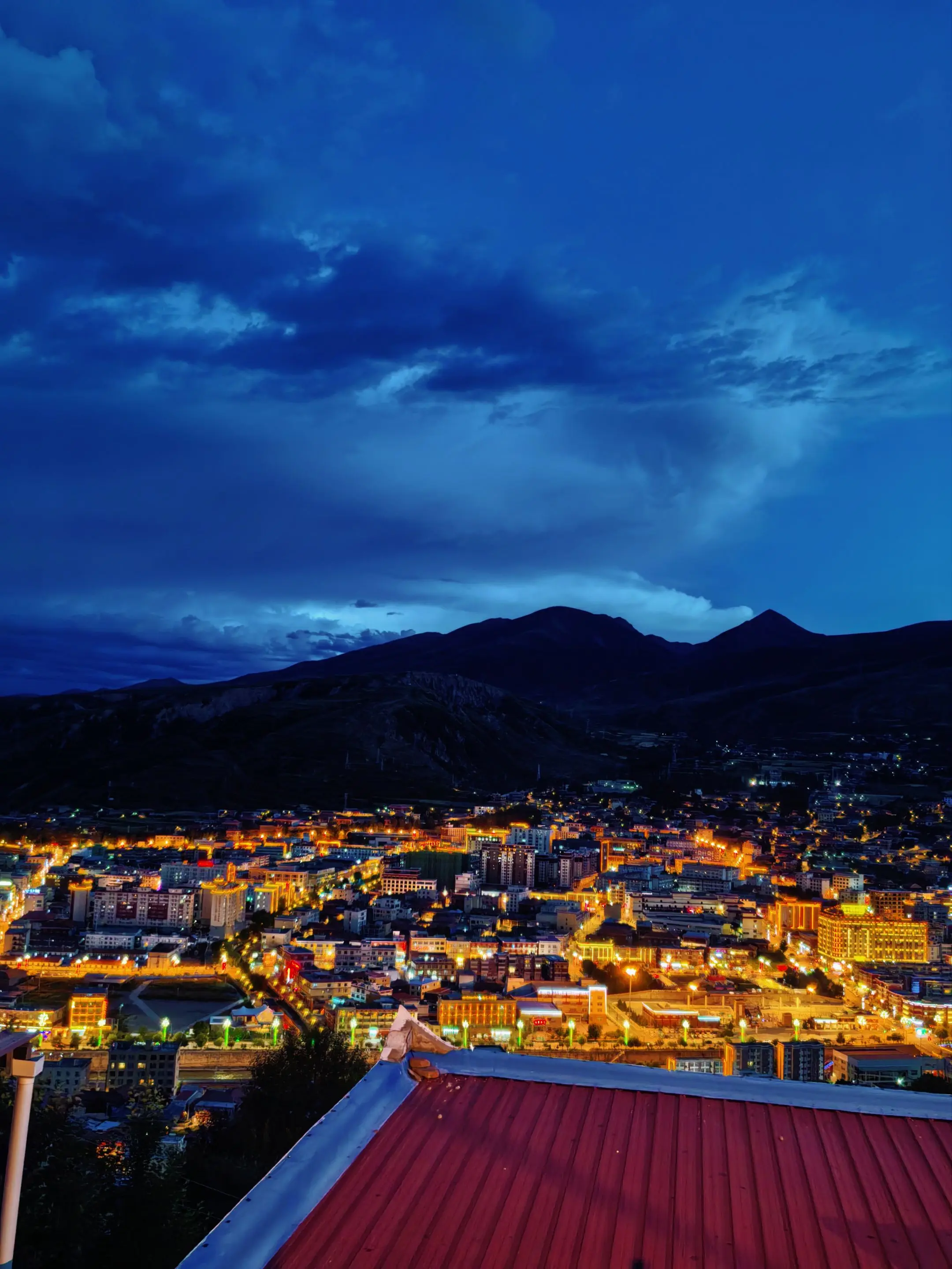 爬到山顶看夜景
