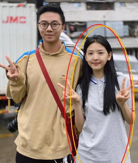 不是....章若楠生图这么不上镜吗。章若楠真的好美，这脸嫩的不像话，又白又细腻看