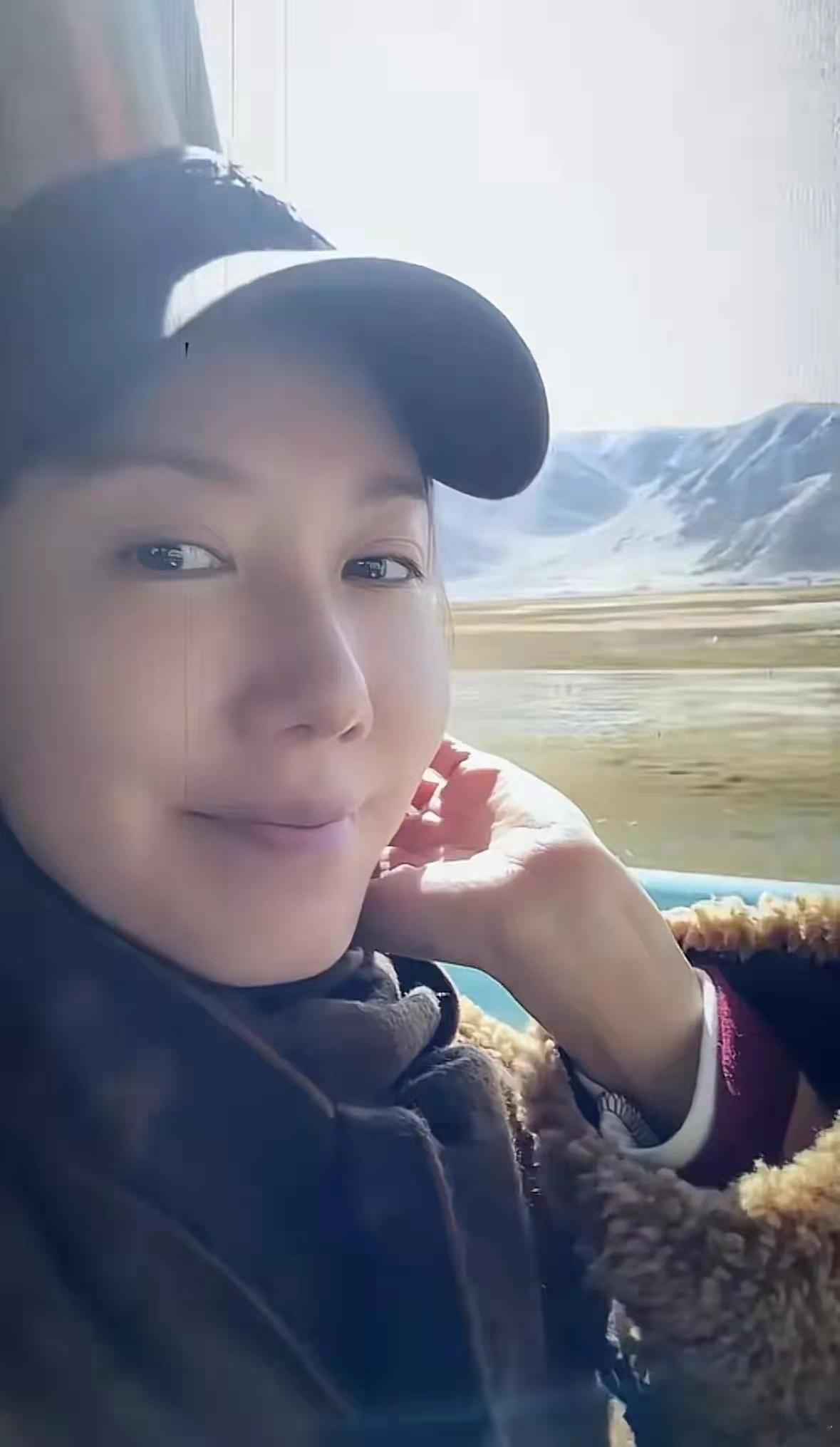 高露带娃游新疆，罕见晒全家福，儿子正脸萌帅，女儿气质很像妈妈！​​​