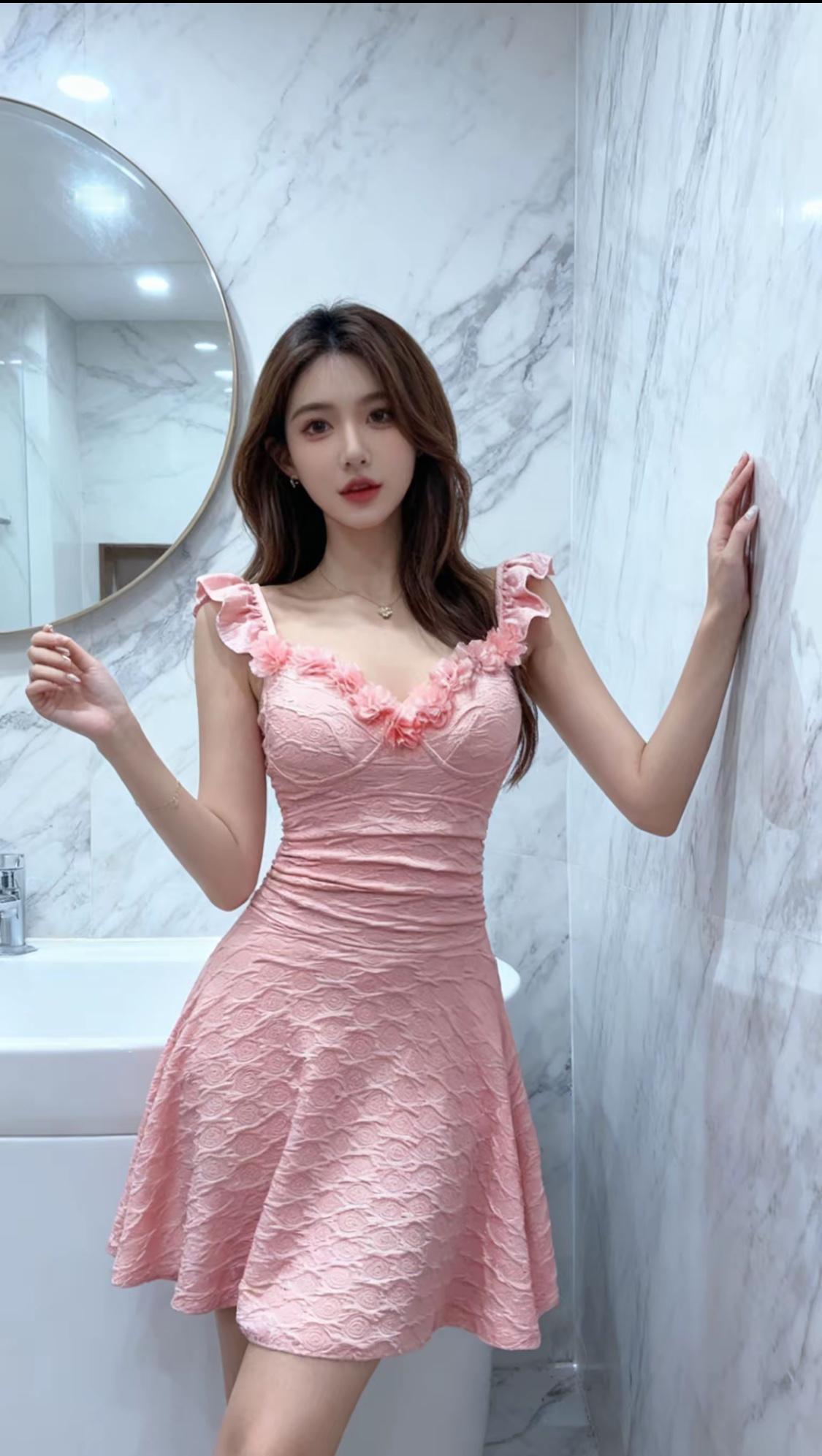 粉色连衣裙，优雅气质，镜前自拍，美不胜收！