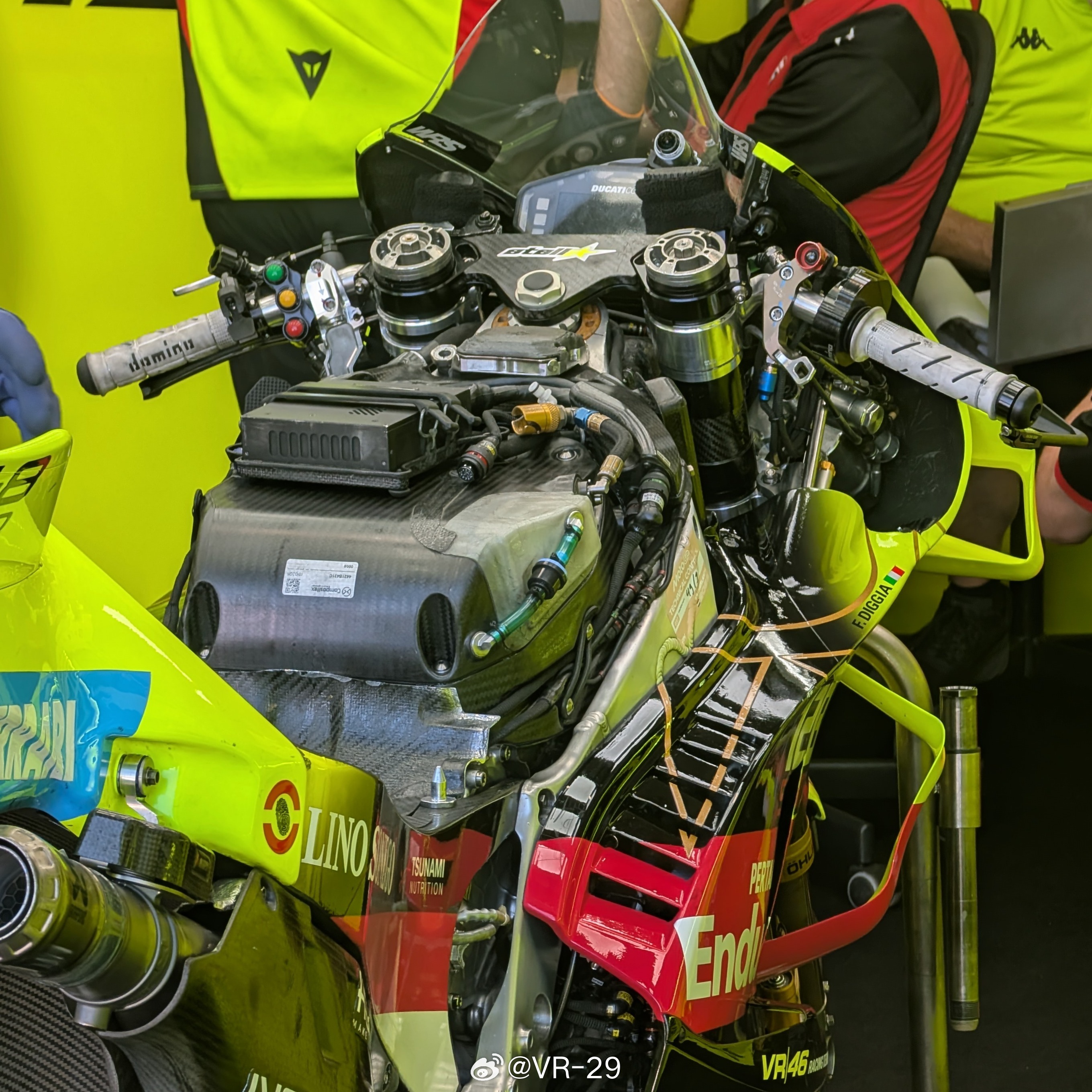 DucatiGP26拆下油箱外罩后的样子。你现在看到的是空气箱，它负责将空气导