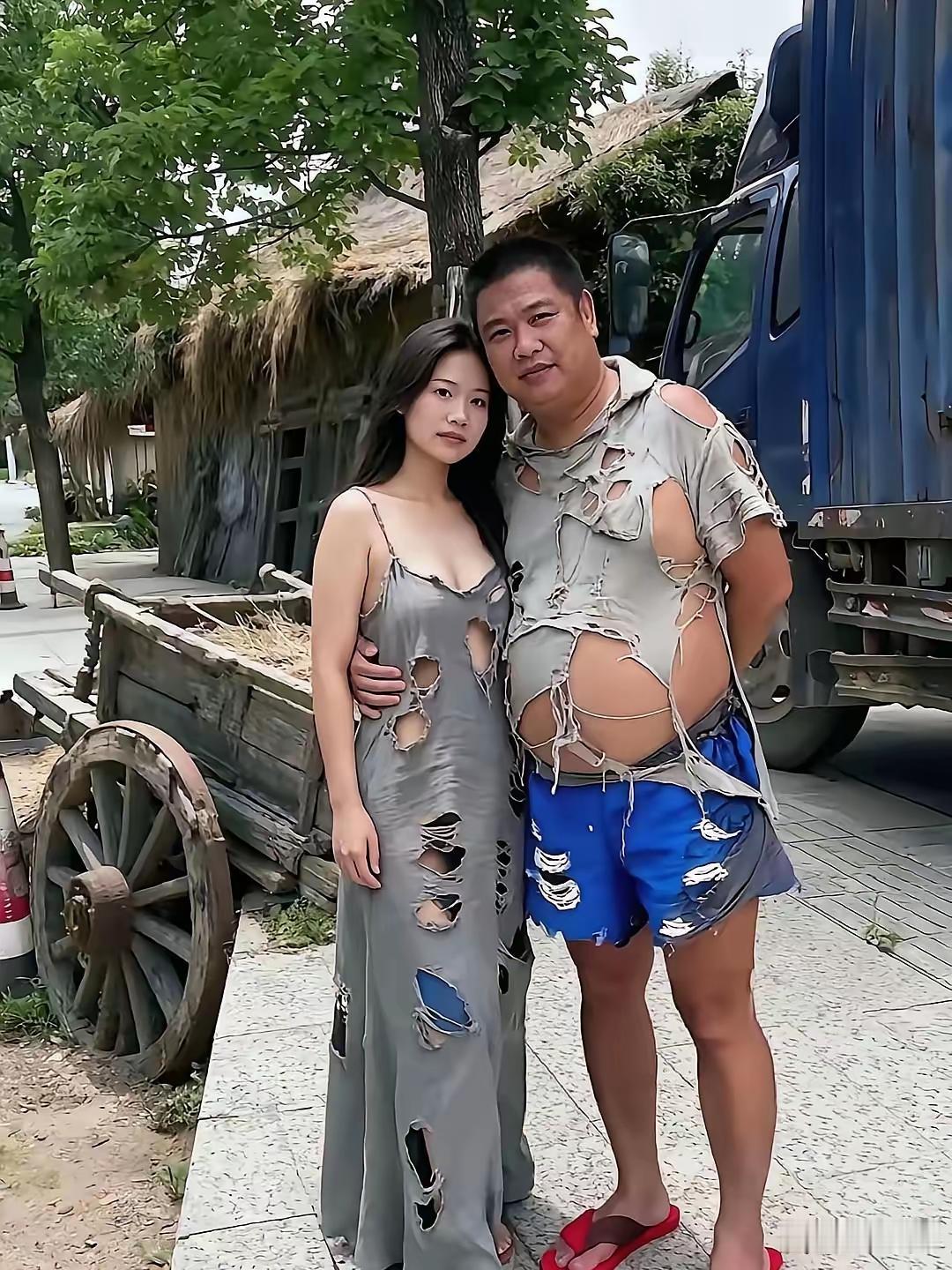 巴黎世家这次悄悄上架的限量情侣装，全球仅50套，女装2万5，男装3万8，还得先预