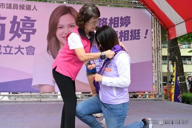 再有一人由白转蓝她叫汤茹婷高雄市议员参选人上次是“时代力量”参选人身份但