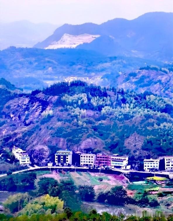 这新房的环境简直绝了！大山在后方，有传统风水学里靠山的意思。如果山形雄伟秀丽，左