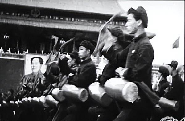 1949年毛主席在北京街头，意外碰到老鸨正在逼迫一个少女做娼妓，毛主席出面阻止，
