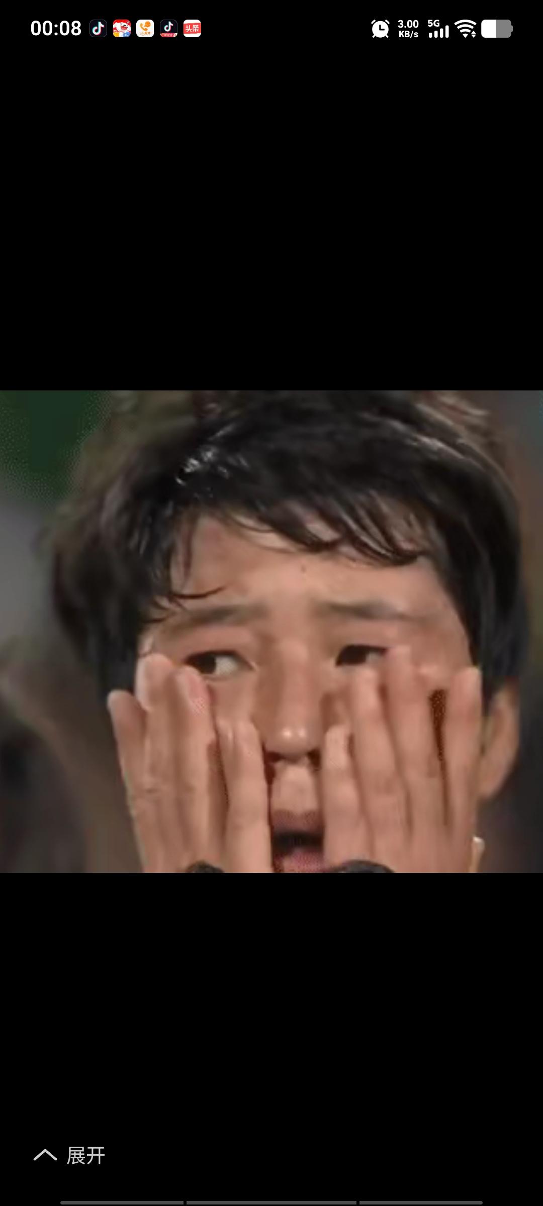 朝鲜队1比2输给澳大利亚后，姑娘们久久不愿离场，脸上流下了痛苦的眼泪，教练更是十