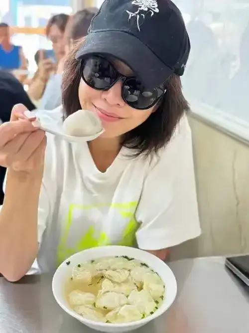 刘嘉玲回老家苏州，见中学老同学和老师，比同龄人状态年轻二十岁