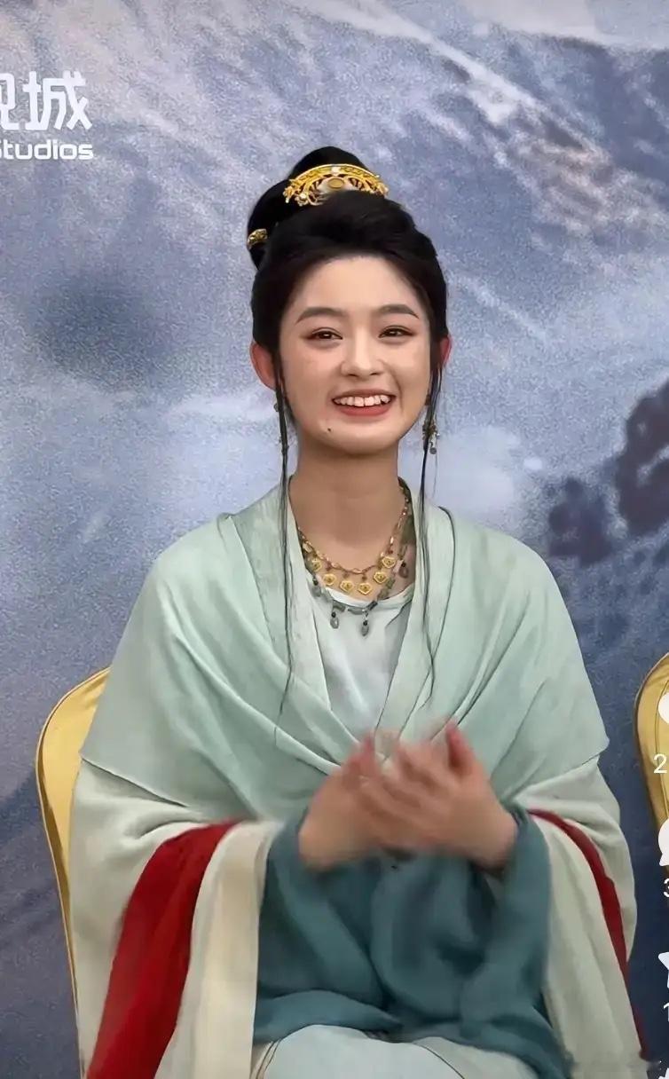 我早之前就说过哈，黄杨钿甜这姑娘背景没大家传得那么神乎其神，家里顶多就是运气好成