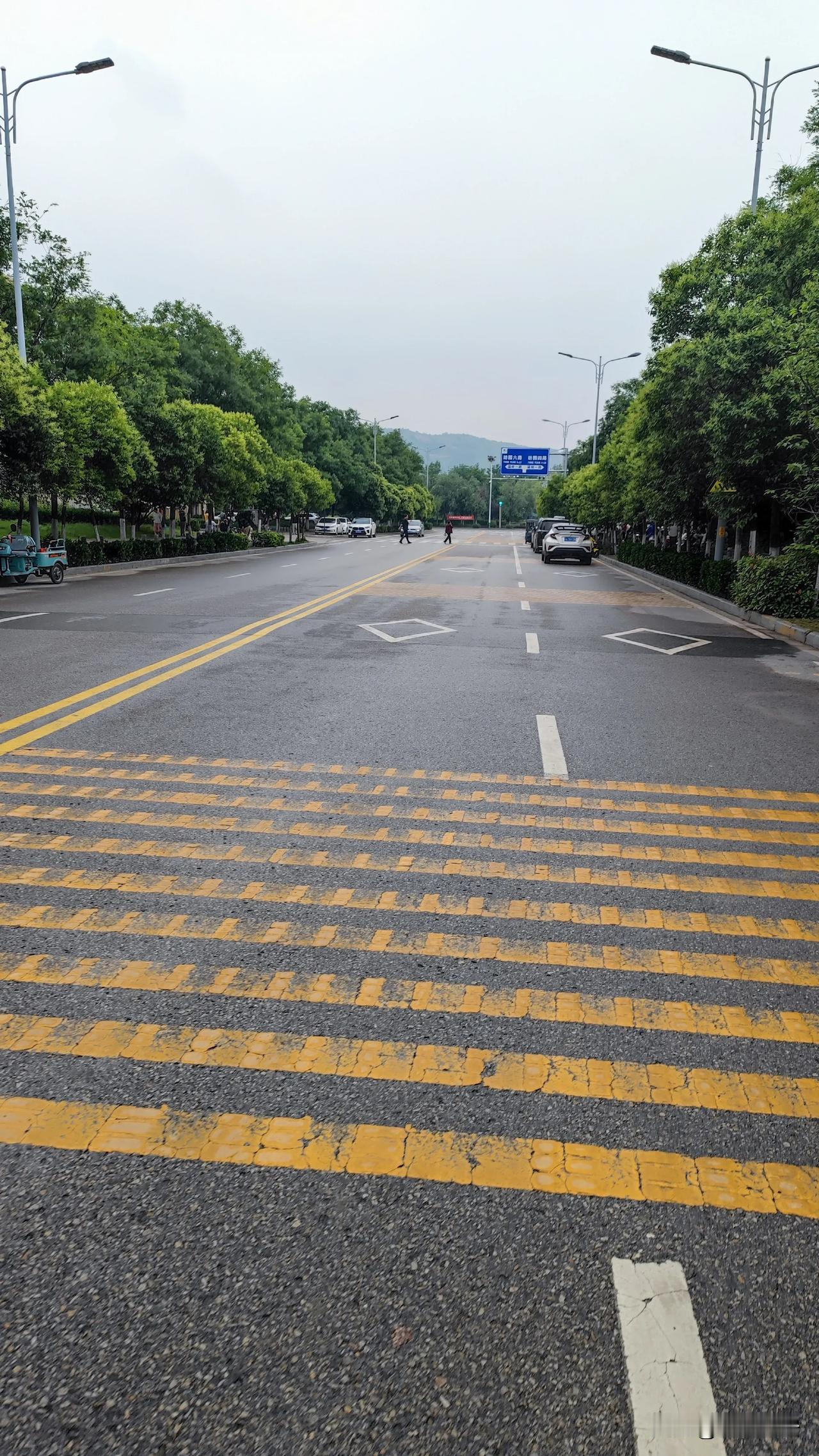 今天西安又下雨了！你还记得这是五月的第几场雨吗？住在西安，很少遇见五月下连