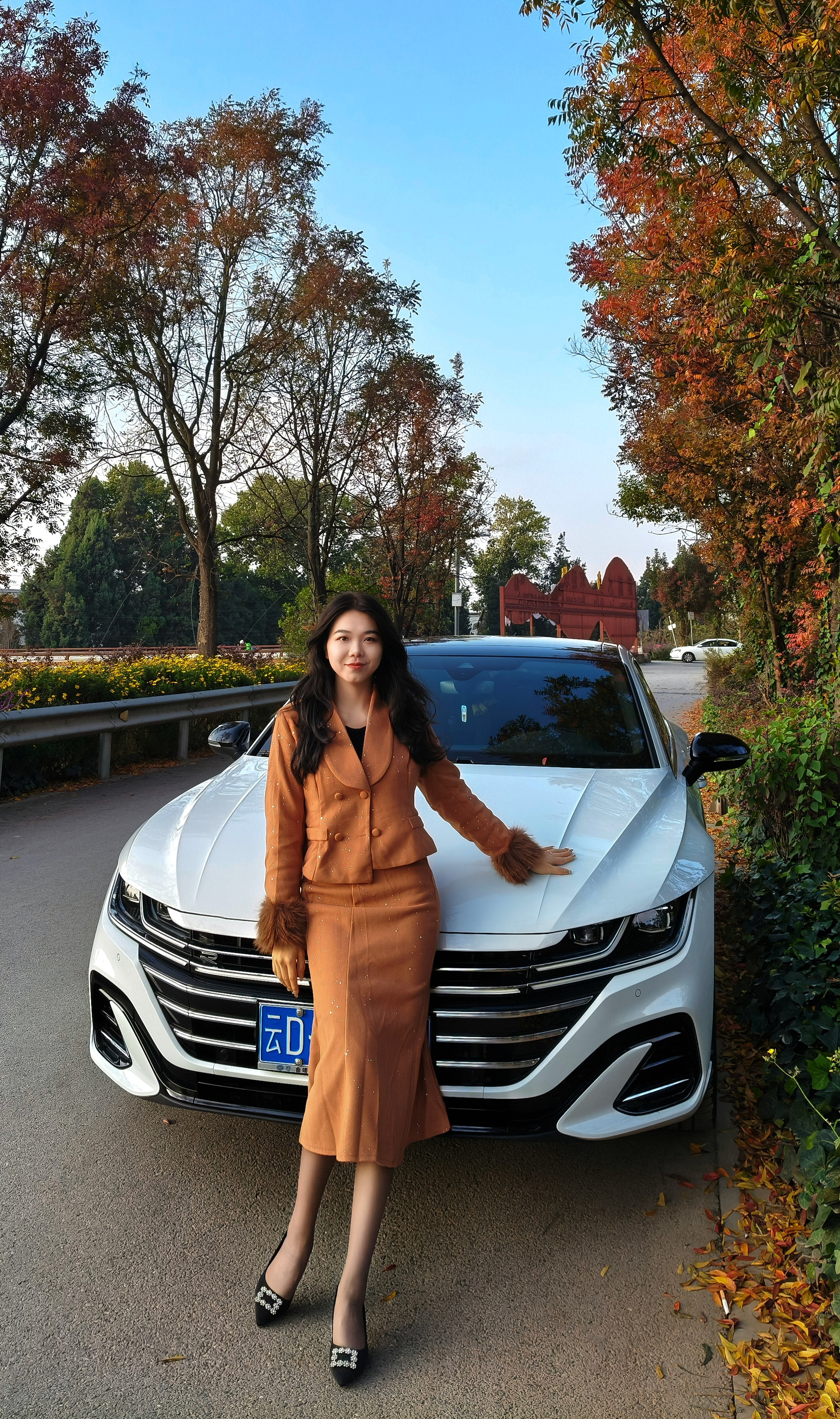 第一眼看美女，第二眼看爱车，第三眼看风景