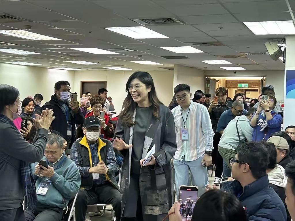 赖清德今天碰瓷郑丽文，被郑丽文骂得灰头土脸，足可以让赖清德气得吐血，赖清德如果还