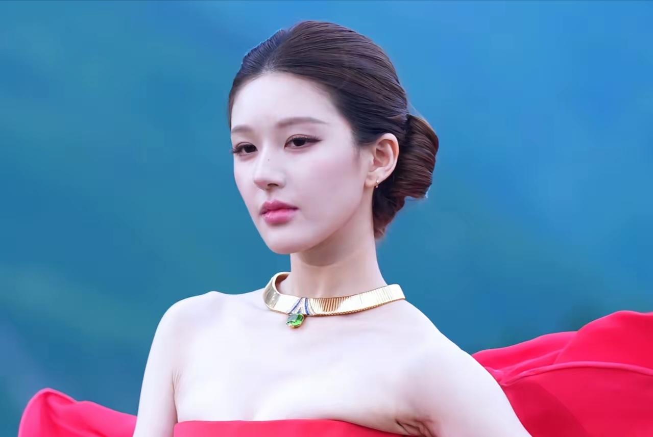 赵露思现在俨然是话题女王了吧？近日，赵露思九寨沟走秀造型热搜直接爆了，只因赵