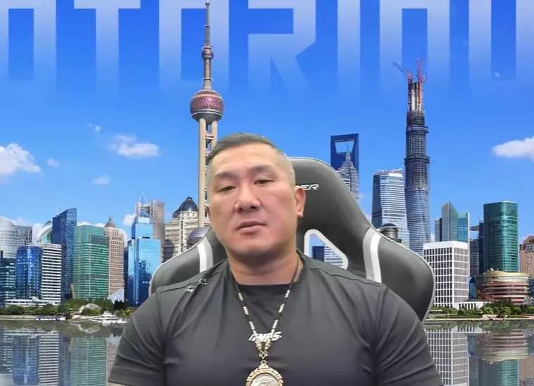 馆长的蜕变与升华台湾馆长一夜之间从一个普通网红变成了政治评论家、学者的