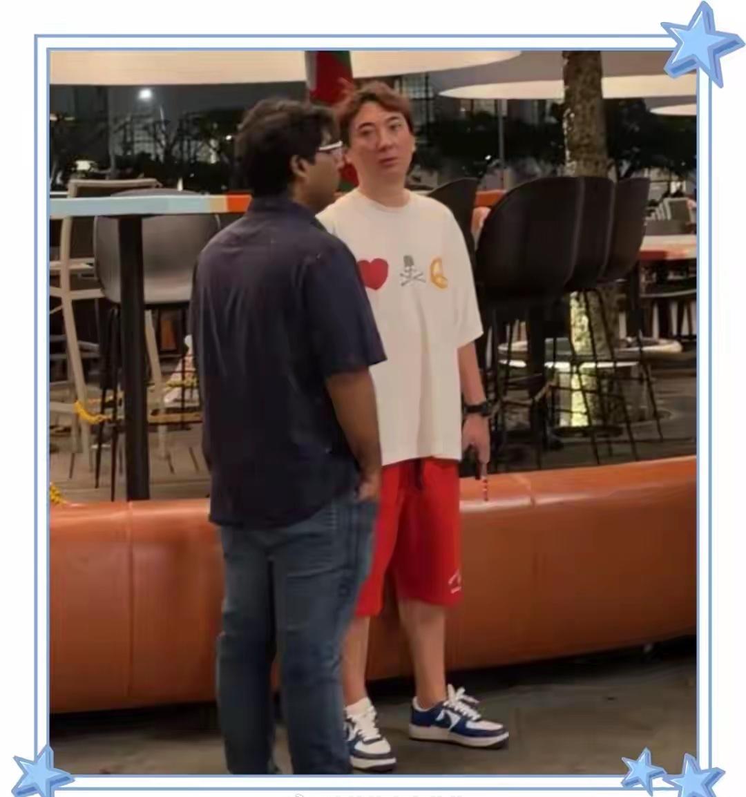 王思聪懒懒新加坡过情人节，懒懒不高兴，王思聪脖子前倾体态显老​​​