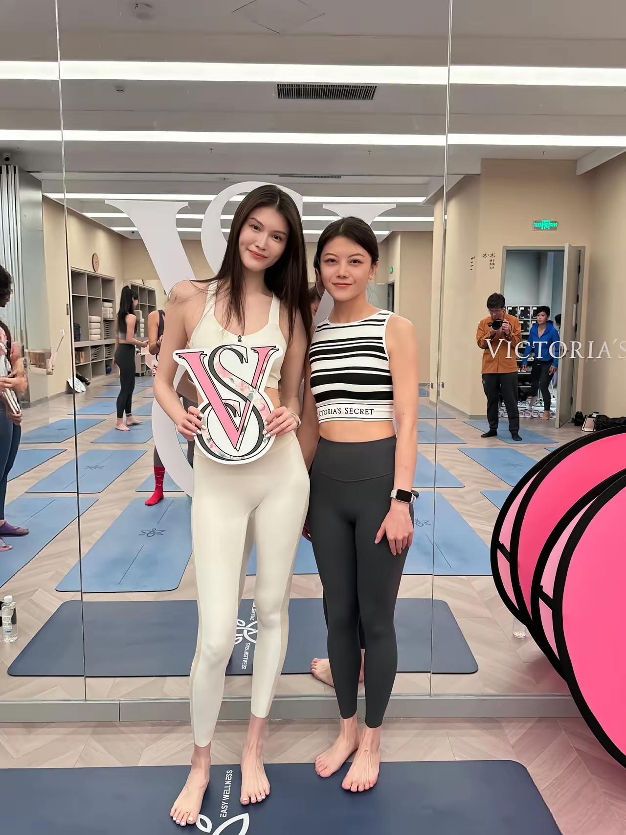 何穗和友人运动后的合照，何穗作为超级名模，她的身材确实非常出众，尤其是身高