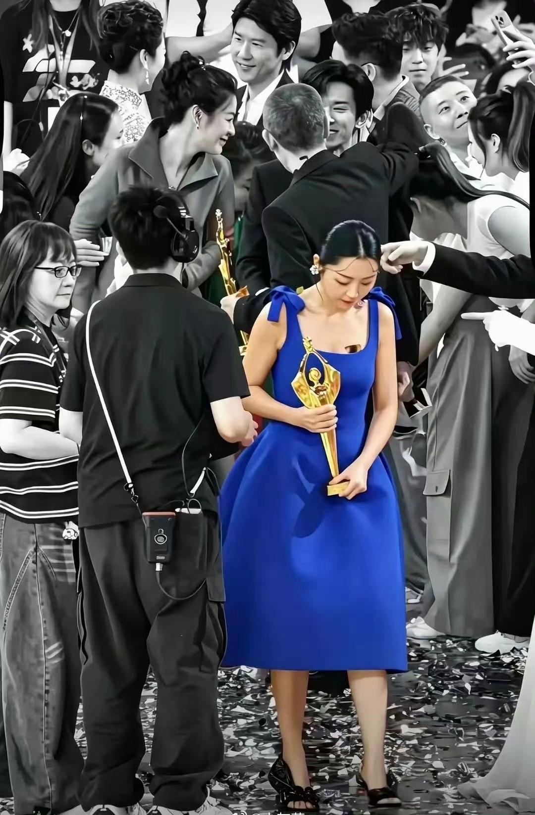 继“哪吒159亿票房换不来全体起立”后，卫诗雅拿完百花奖没人庆祝独自走了。被拍到