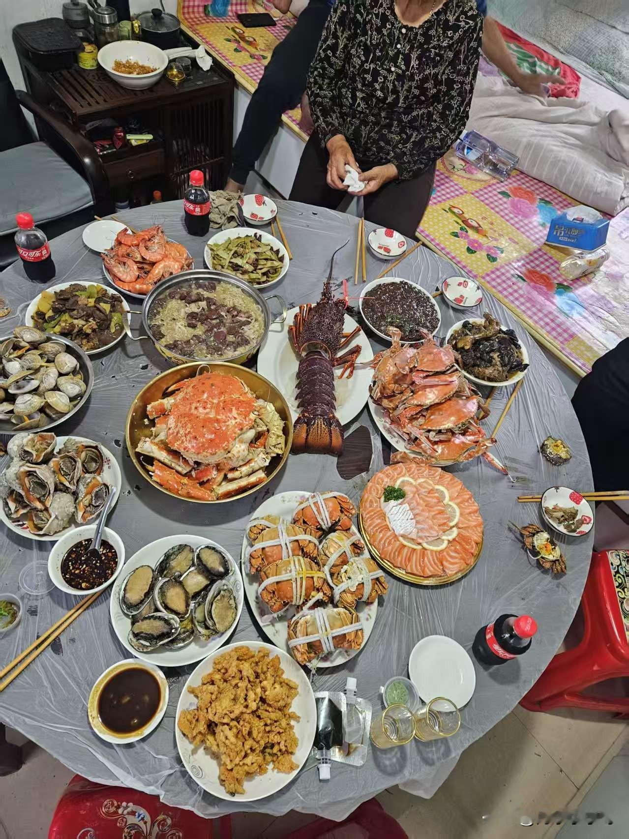 一个好大哥去老丈人家过中秋，回来聊天提到这顿丰盛的团圆饭，总感觉价格不菲，大家给