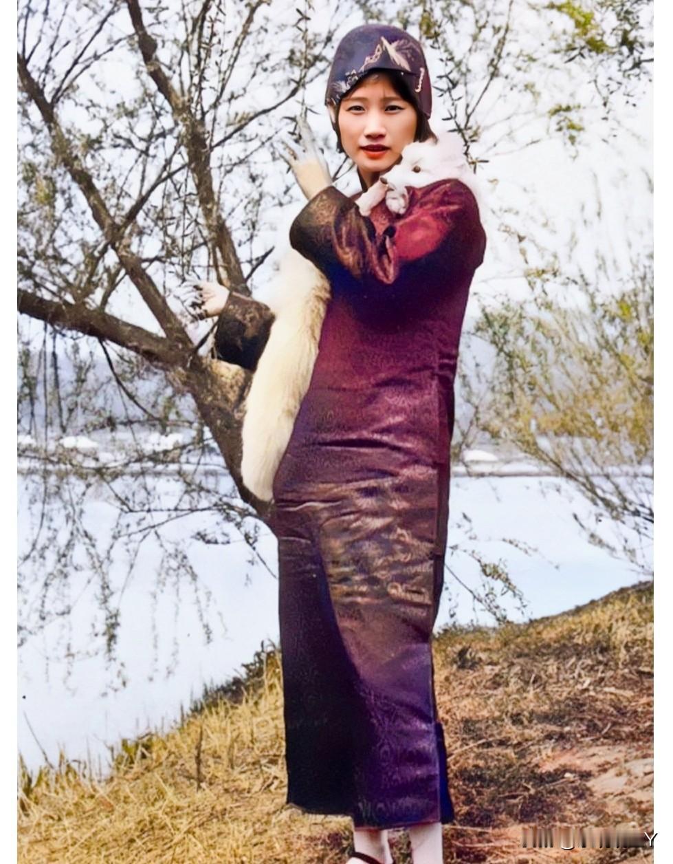 这便是徐志摩的妻子陆小曼1930年代在湖边的真实模样，大家瞧一下呗！这绝非演员饰