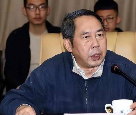 “中国现在向美国投降还来得及!再晚就要‘跪着’了,”7年前,中美贸易战正酣,一位