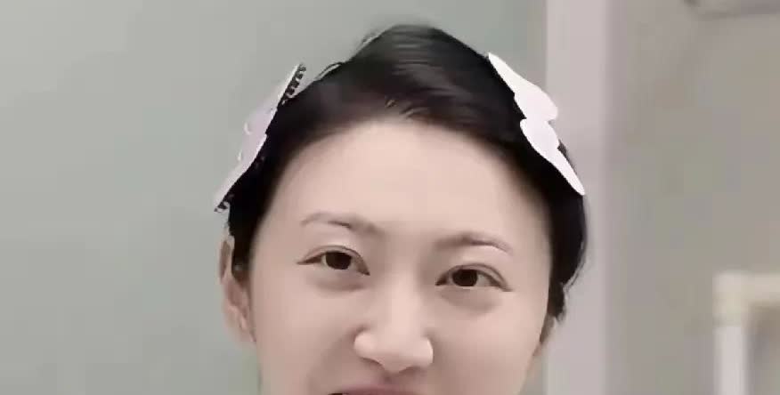 景甜卸妆后，脸型感觉变大了，真实状态挺可爱，妆前后各有魅力