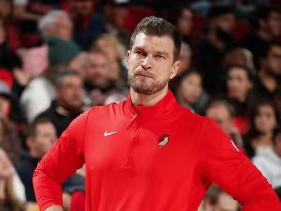 波特兰开拓者开拓者主教练斯普利特接受媒体采访时谈到了杨瀚森本赛季的表现，他表示