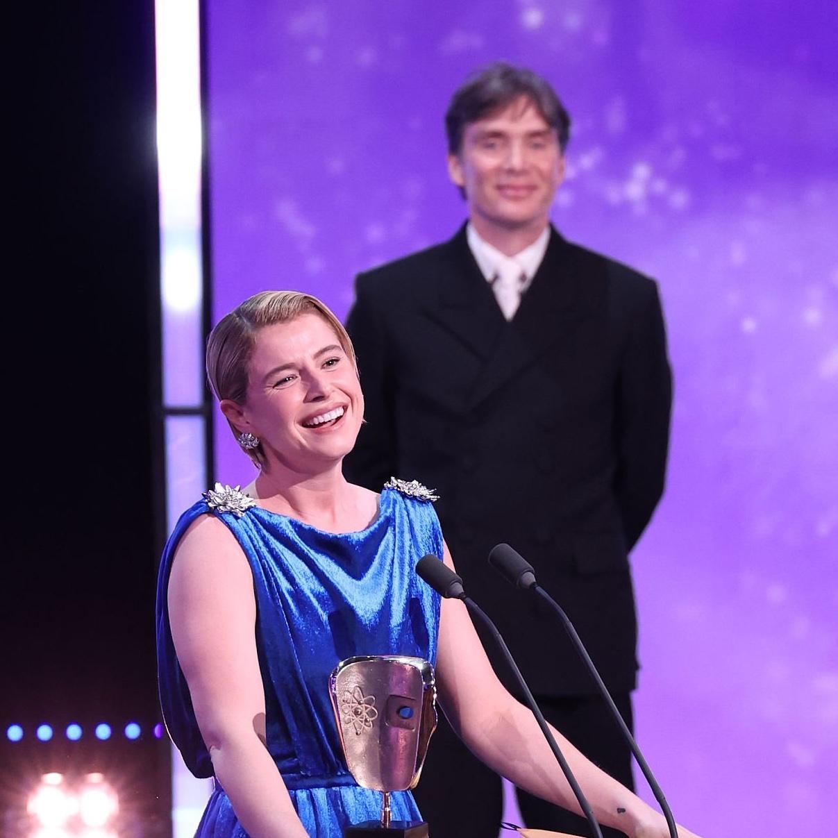 有的人看似站台上颁奖，其实人已经走了一会儿了