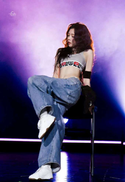 宋妍霏的身材比例真的绝了，不管穿什么风格的衣服都能完美驾驭，老天爷赏饭吃，再加上