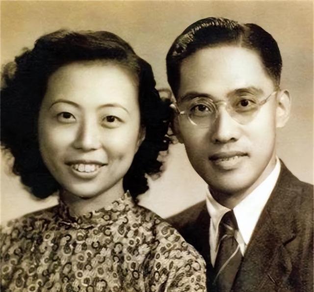 1941年的一天，刚开完保密会议的国民党速记员沈安娜走出厕所，与一个男子擦肩而过