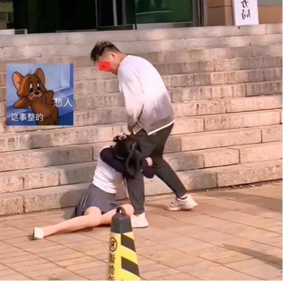 河北唐山，一男子在家中吃饭时无意间发现妻子出轨，他一没有质问，二没有闹腾，更没有
