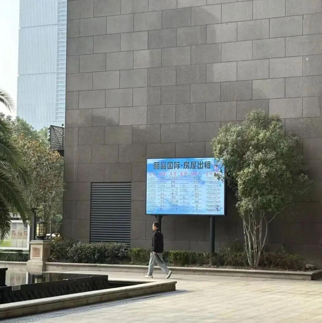 现在还在幻想靠直播“改命”的人，肯定是还没被现实教训过。丽晶国际，那个曾挤满